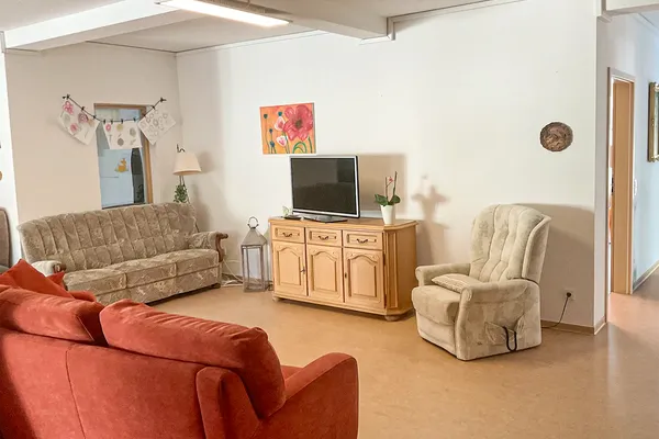 Gemeinschaftlicher Wohnbereich in der Wohngemeinschaft "Am Kurpark" mit der Fernsehecke.